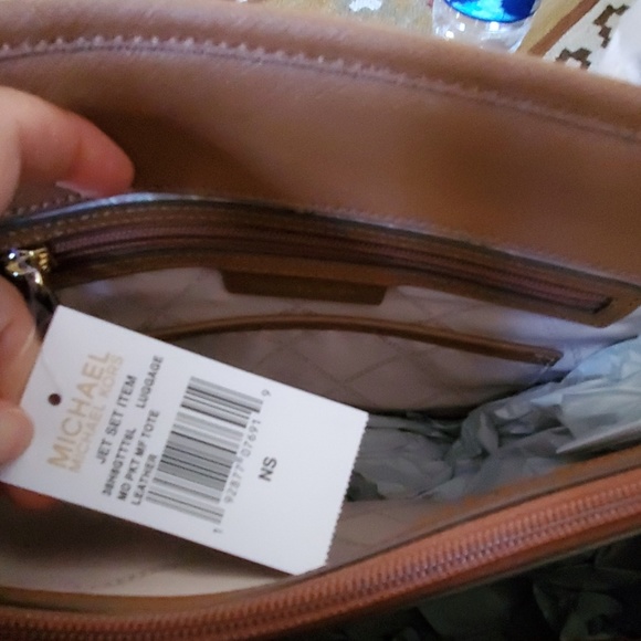 Michael Kors Jet Set Pocket Tote Luggage Bag - Picture 4 of 8